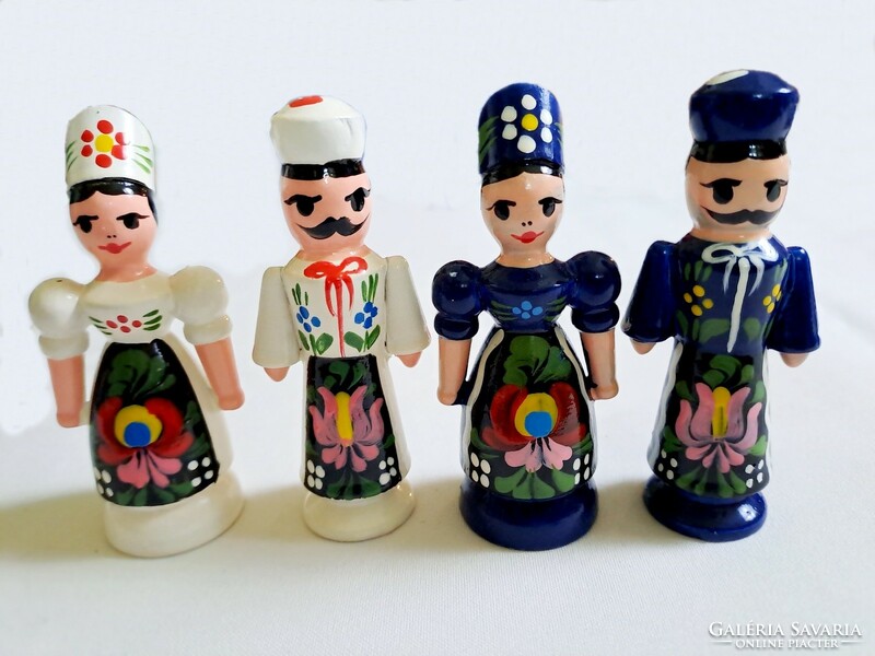 Hand-painted retro Hungarian trafficker wooden couple figures with a Kalocsa pattern