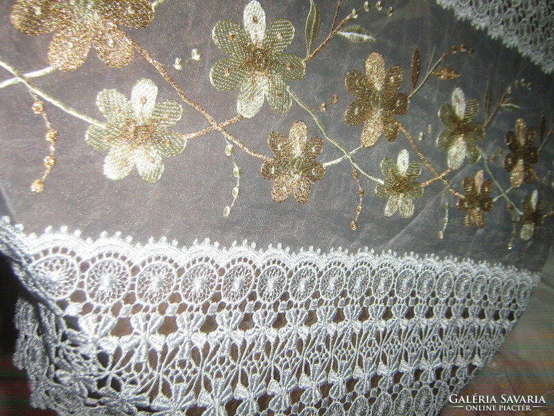 Csodaszép színes anyagában hímzett virágos csipkés vitrázs függöny
