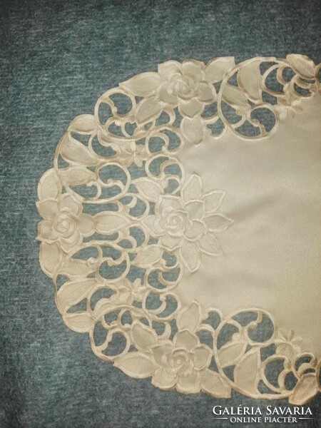 Very nice cream-colored lacy rose tablecloth 37*85 cm (a7)