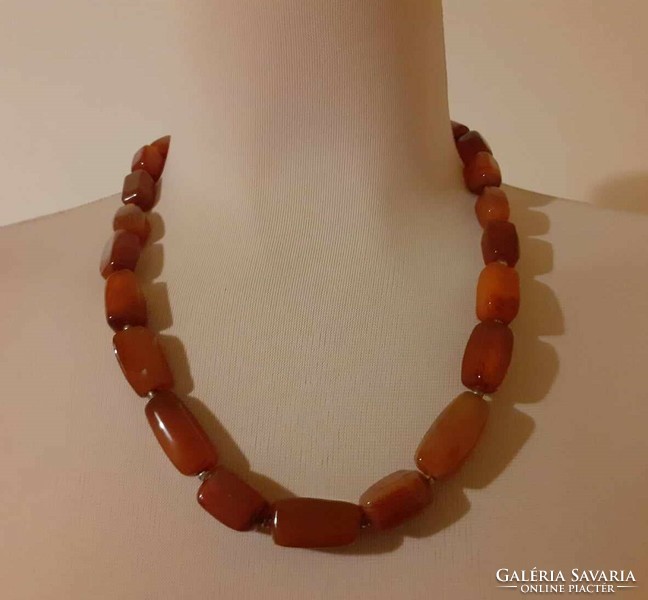 A short carnelian necklace with square eyes