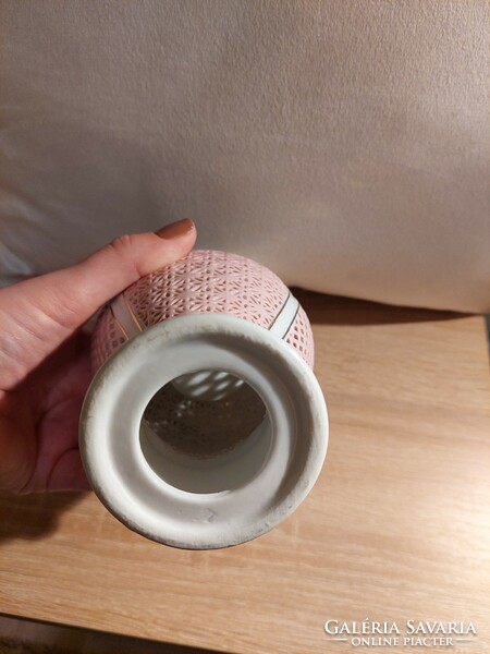 Áttört mintás porcelán váza