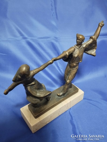 Olcsai kiss Zoltán: bronze statue of dancers