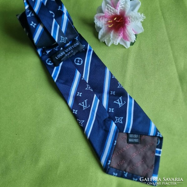 Wedding nyk59 - striped and floral patterned silk tie on a dark blue background