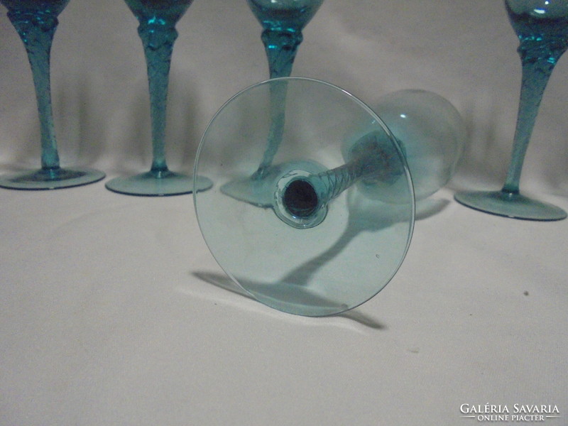 Hat darab kék, csavart szárú üveg talpas pohár - együtt