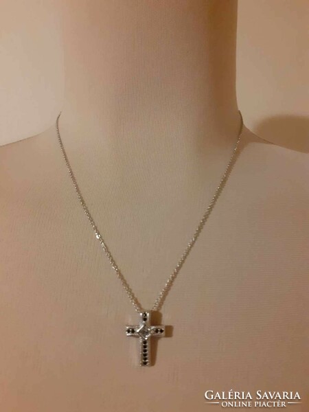 Very nice silver-plated necklace with a cross pendant decorated with zirconia