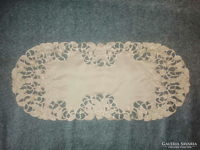 Very nice cream-colored lacy rose tablecloth 37*85 cm (a7)