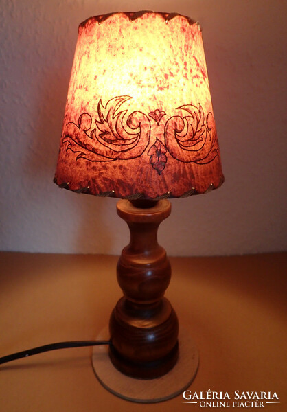 Vintage fa talpú asztali hangulat lámpa pergamen bőr ernyő búra lámpaernyő lámpabúra hangulatlámpa