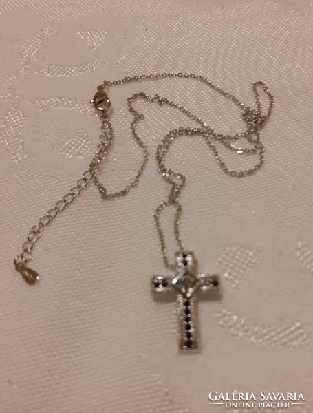 Very nice silver-plated necklace with a cross pendant decorated with zirconia