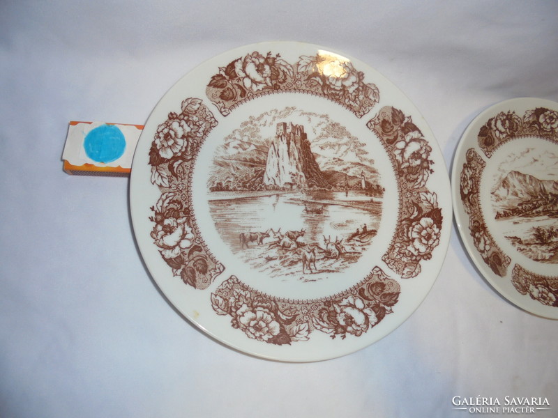 Két darab jelenetes, tájképes csehszlovák porcelán tányér - együtt