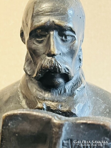 Bronze statue of John László the talkative