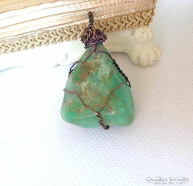 Chrysoprase wire pendant