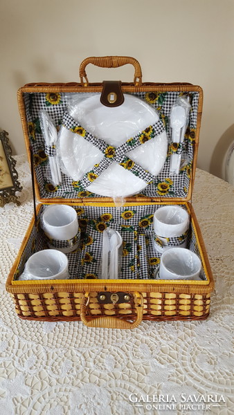 4 Personal wicker picnic basket