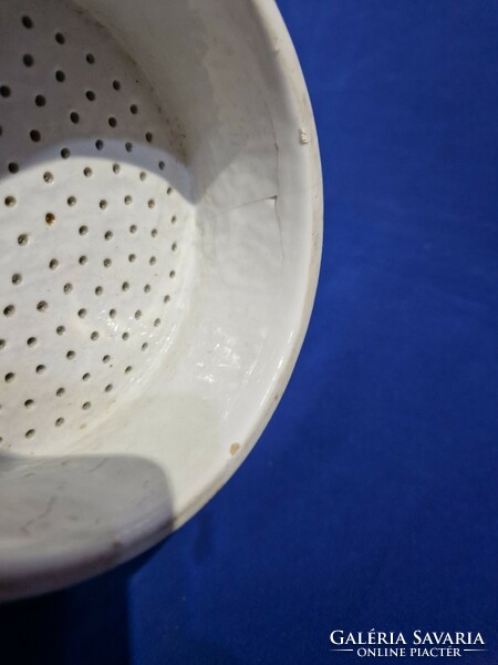 Kőbányi drasche porcelain funnel is damaged