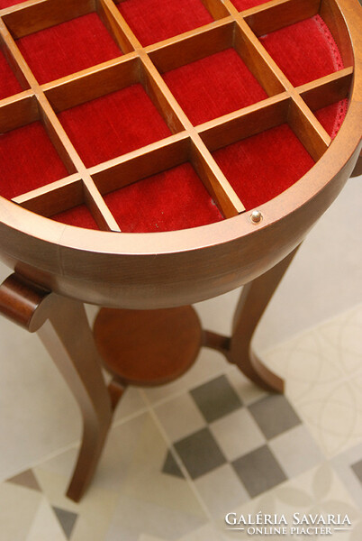 Barokk stílusú ékszer tartó asztal, kínáló  piros bársonnyal