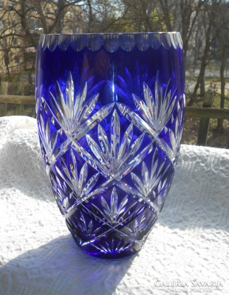 Large crystal vase marked with lips - modern style - perfect condition