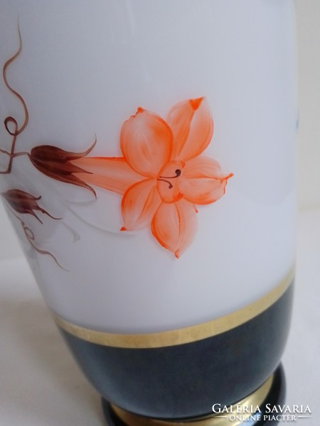 Aranyozott kézzel festett kétrétegű fekete cseh üveg váza virágmintás rózsa hibátlan 28 cm