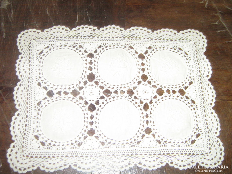 Cute butter yellow rose insert hand crocheted tablecloth