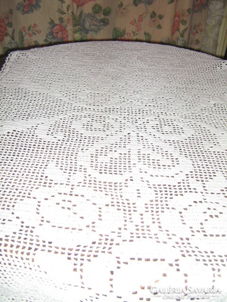 Beautiful antique hand crocheted white rose pattern tablecloth runner
