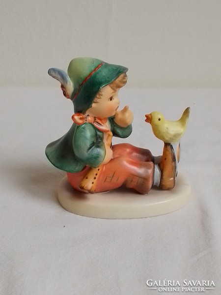 Hummel Goebel Éneklecke 'Singing Lesson' #63 gyűjtői porcelán figura furulyás kisfiú sárga madárral