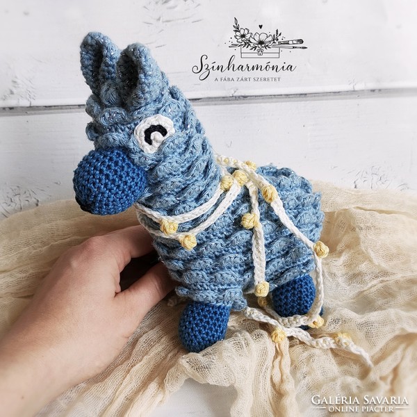 Léna, the crocheted Christmas llama