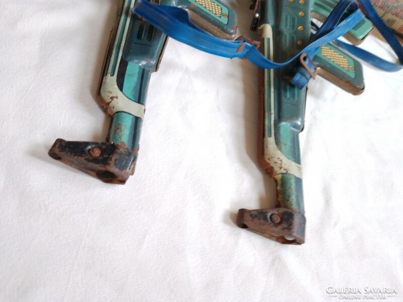 Two retro battery-powered children's toys, submachine guns, rifles, metal plate toys, works by the plate goods factory