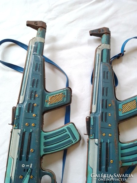 Two retro battery-powered children's toys, submachine guns, rifles, metal plate toys, works by the plate goods factory