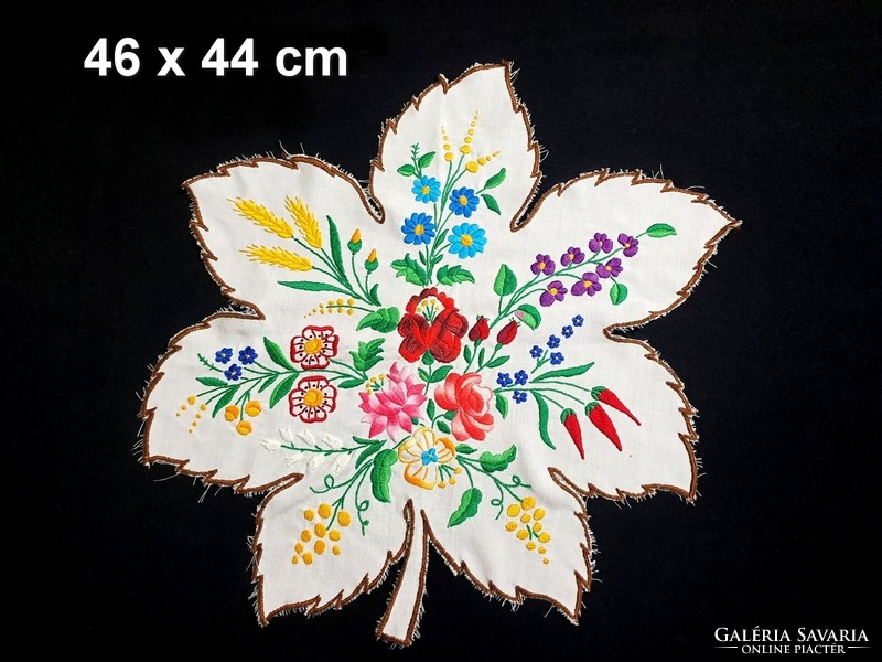5 db Kalocsai virág mintával hímzett szőlőlevél terítő és futó, méret a képeken
