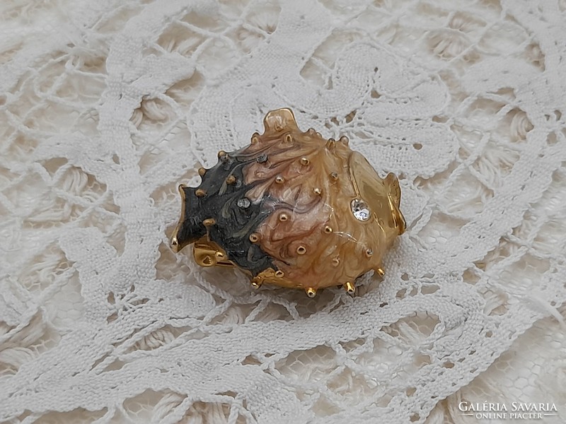 Strasszos, zománcos gömbhal bross, 3,3 cm