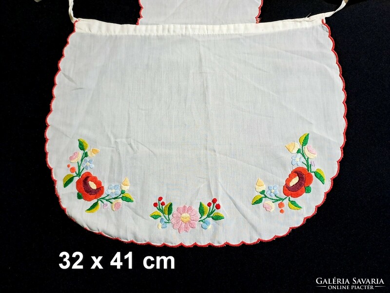 Apron embroidered with Kalocsa flower pattern