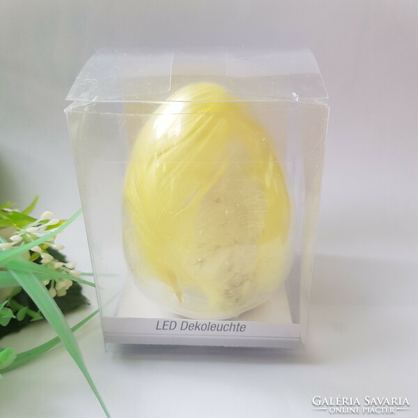 Új, tollakkal díszített, tojás alakú LED-es lámpa, húsvéti dísz