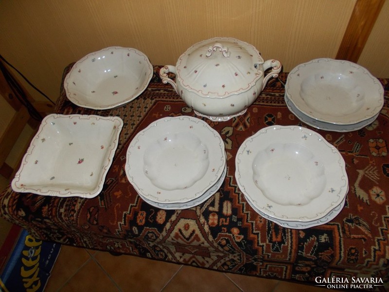 Incomplete Zsolnay tableware.