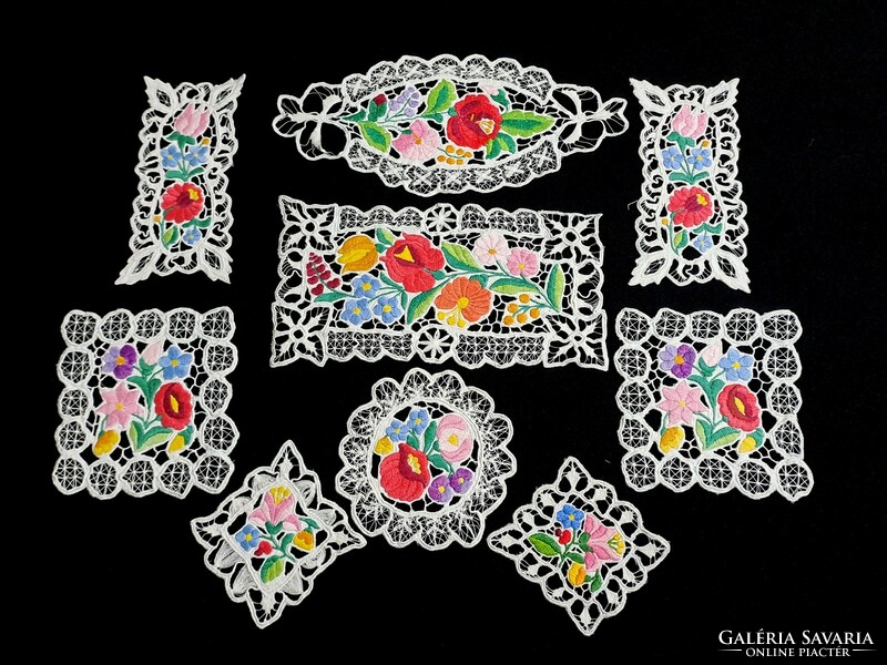 9 db Kalocsai virág mintával hímzett riselt terítő, méret a képeken