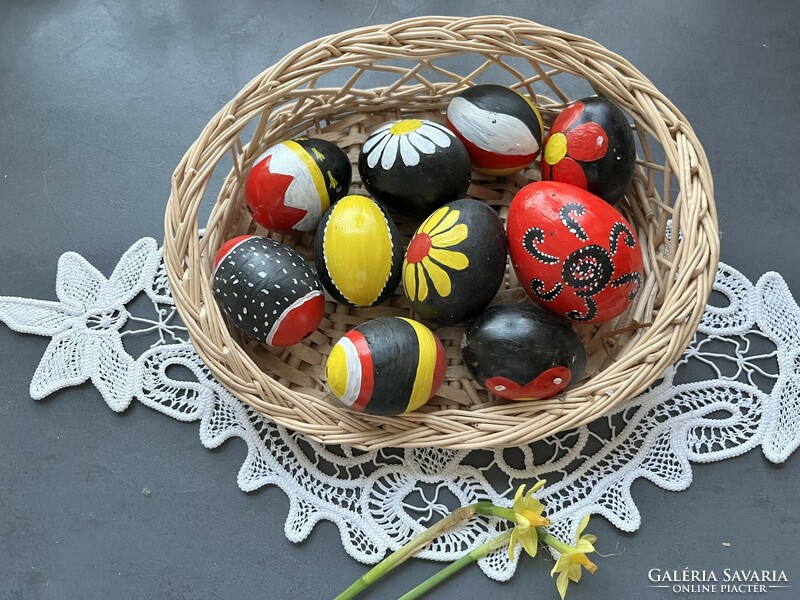 A basket of colorful male eggs