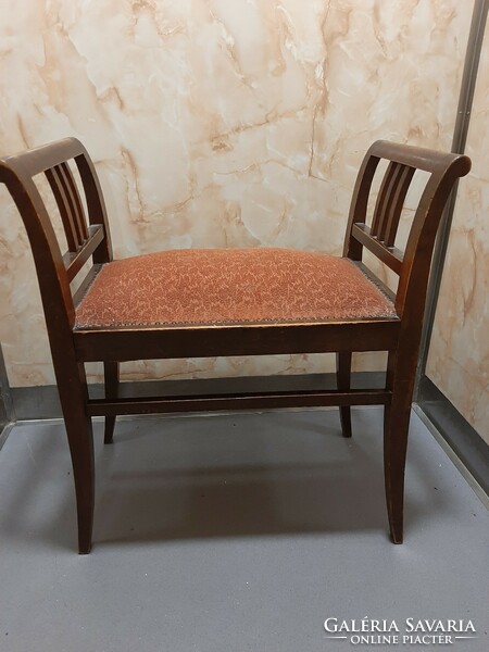 Szép patinás etrüszk szék