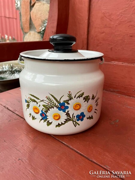 Beautiful 2 liter enamelled food barrel with food