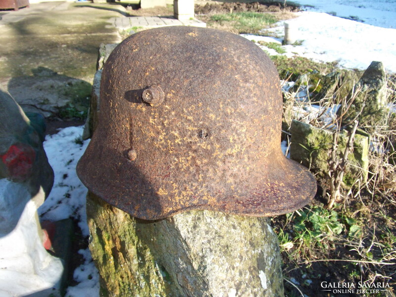 1 World War German m. 17. Helmet in original found condition.