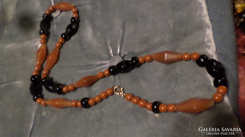 53 cm necklace with an art deco feel made of carnelian, porcelain and glass or onyx beads.