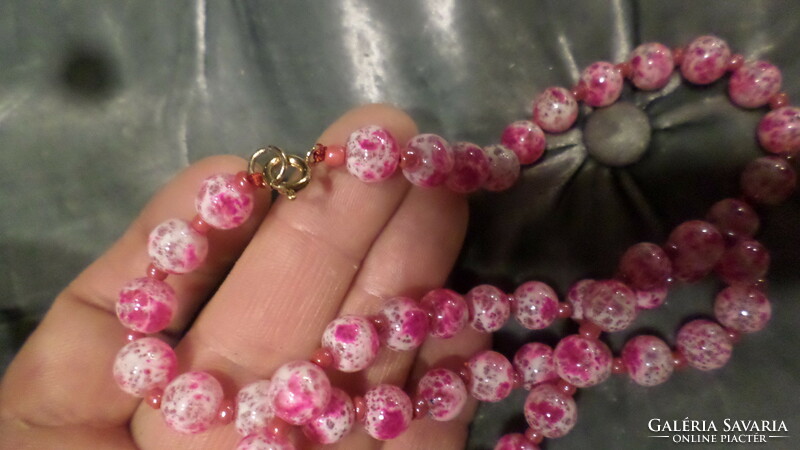 50 cm-es , rózsaszín , üveggyöngyökből álló nyaklánc , érdekes fröcskölt mintával .