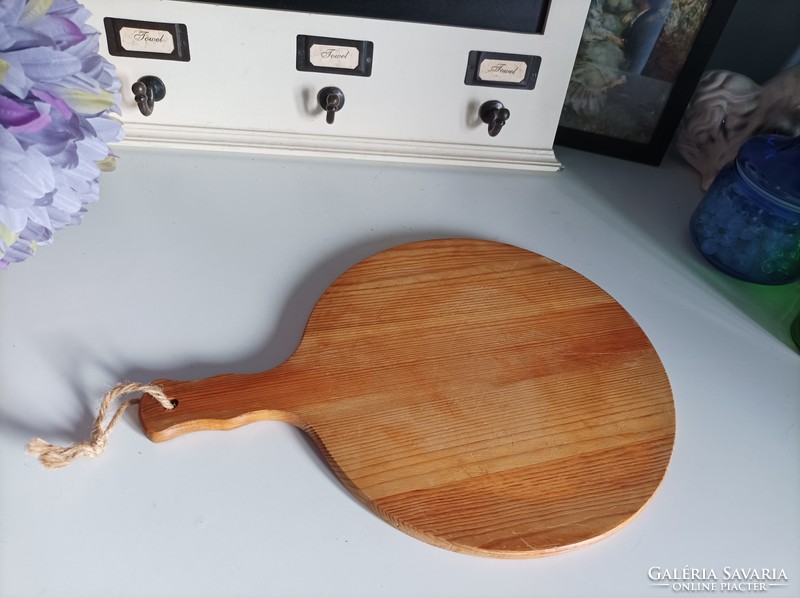 Practical, comfortable wooden cutting board, offering