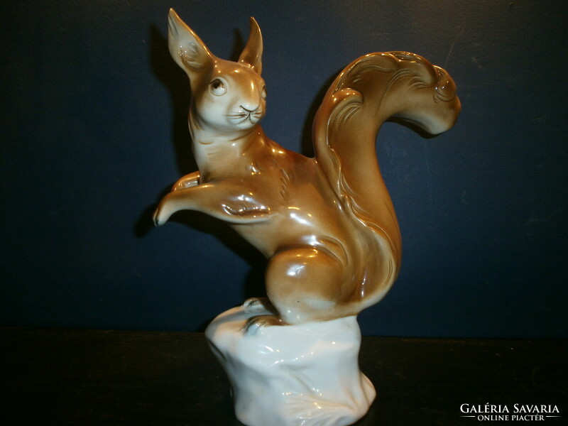 ​Csehszlovák porcelán mókus figura.