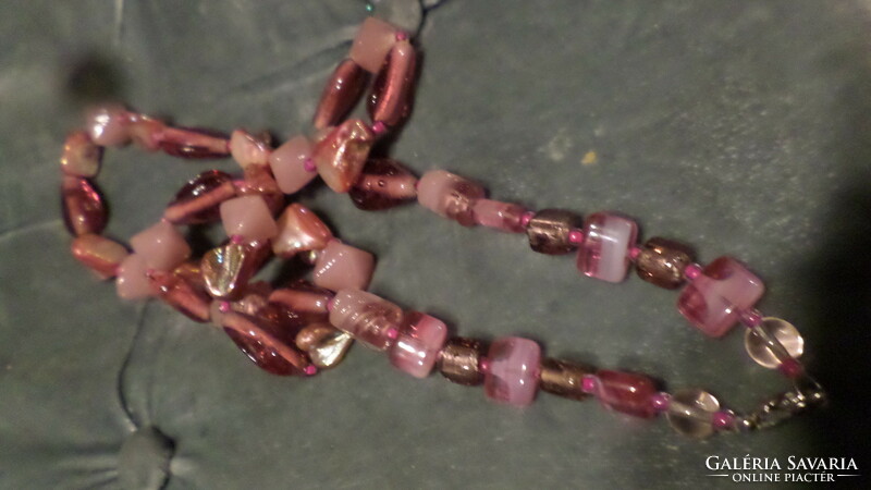 60 cm-es , rózsaszín üveg és kagyló gyöngyökből álló nyaklánc .