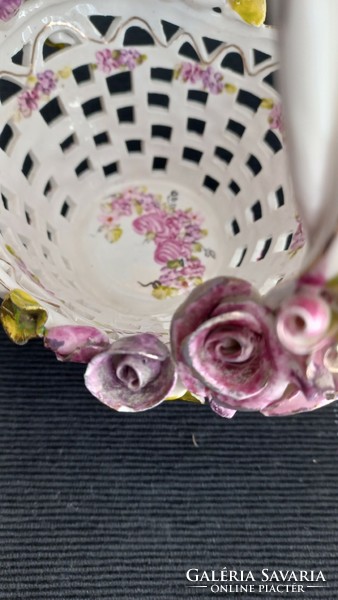 Gyönyörű porcelán kosár, jelzett, kézi készítés/festés kívül-belül, plasztikus virág díszítéssel