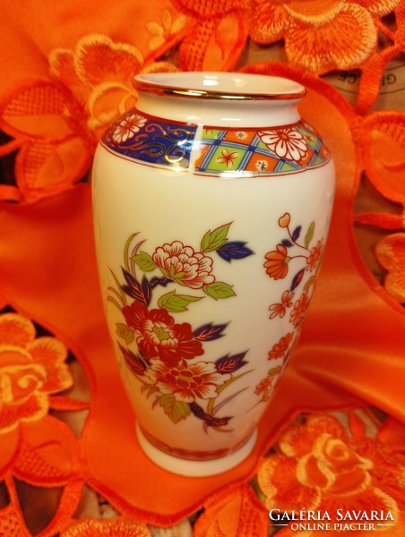 Japanese Imari patterned porcelain vase