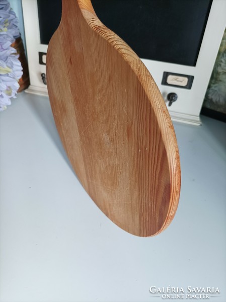 Practical, comfortable wooden cutting board, offering