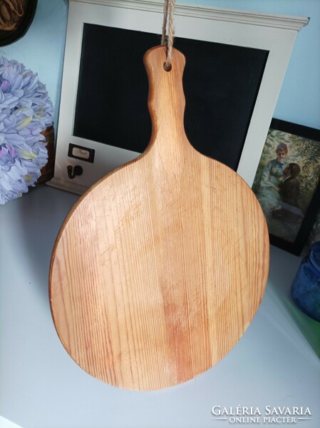 Practical, comfortable wooden cutting board, offering