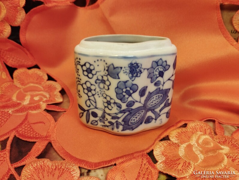 Blue and white porcelain with a floral pattern, perhaps a toothbrush holder