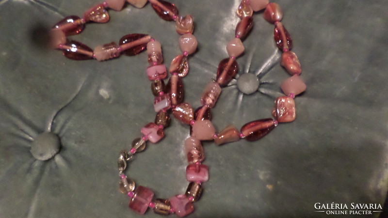 60 Cm pink glass and shell pearl necklace.