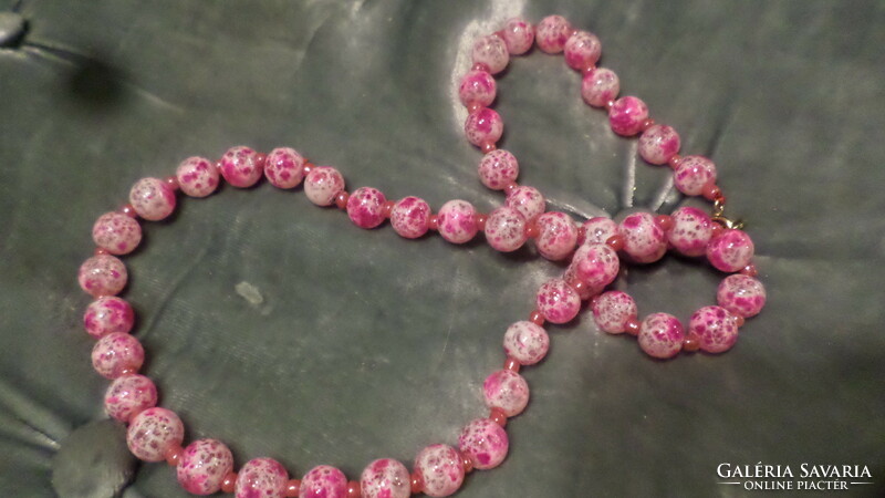 50 Cm pink necklace made of glass beads with an interesting splash pattern.