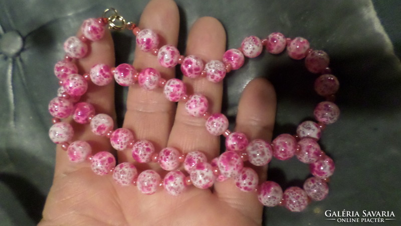 50 cm-es , rózsaszín , üveggyöngyökből álló nyaklánc , érdekes fröcskölt mintával .