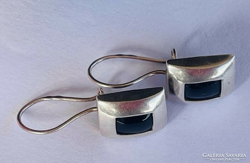 Gold plated silver earrings with onyx stone..